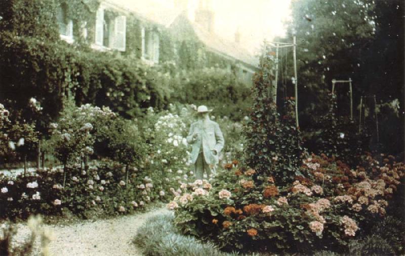 Claude Monet Monet in his garden at Giverny China oil painting art